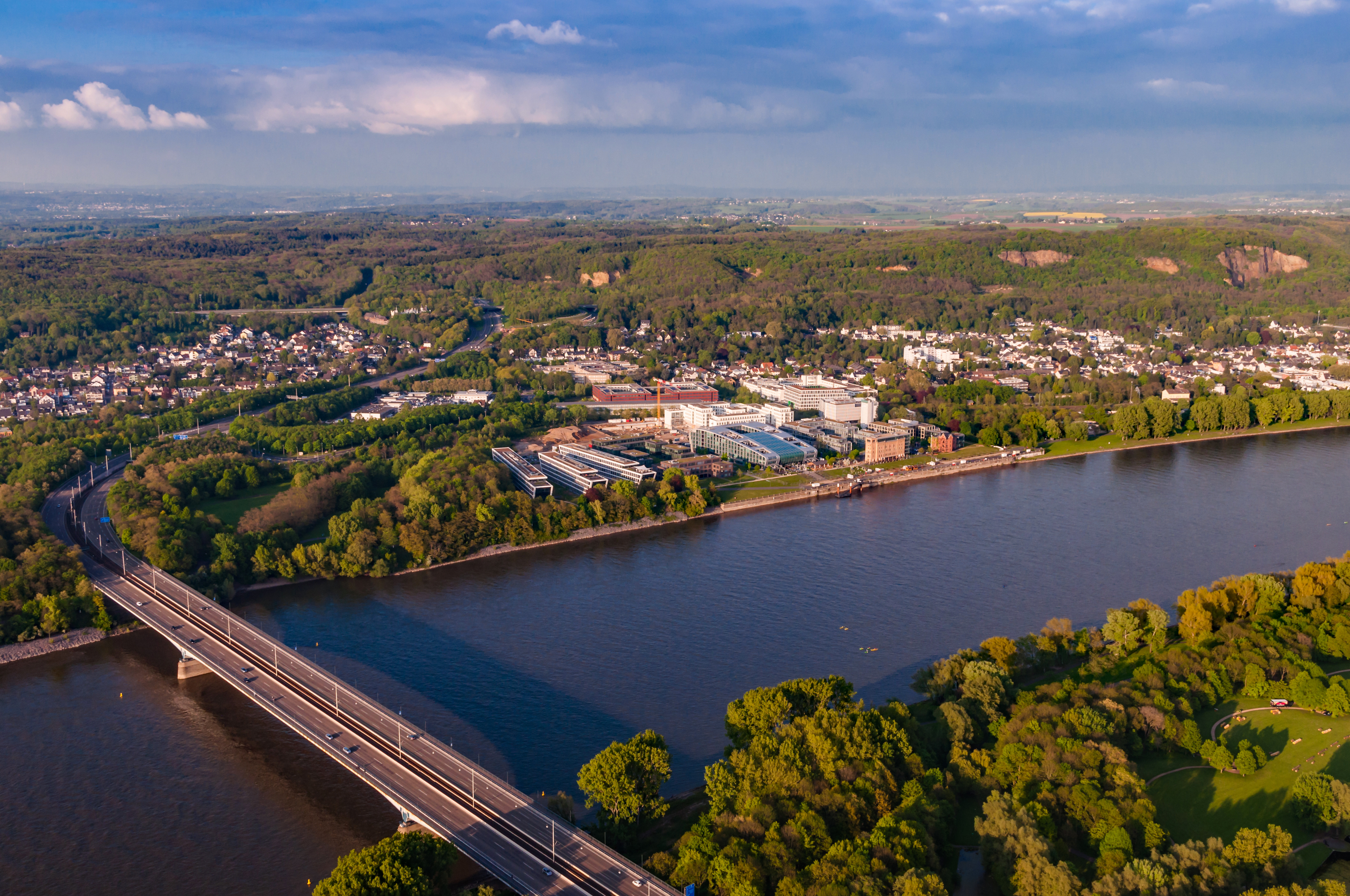 Bonner Bogen und Südbrücke am Rhein