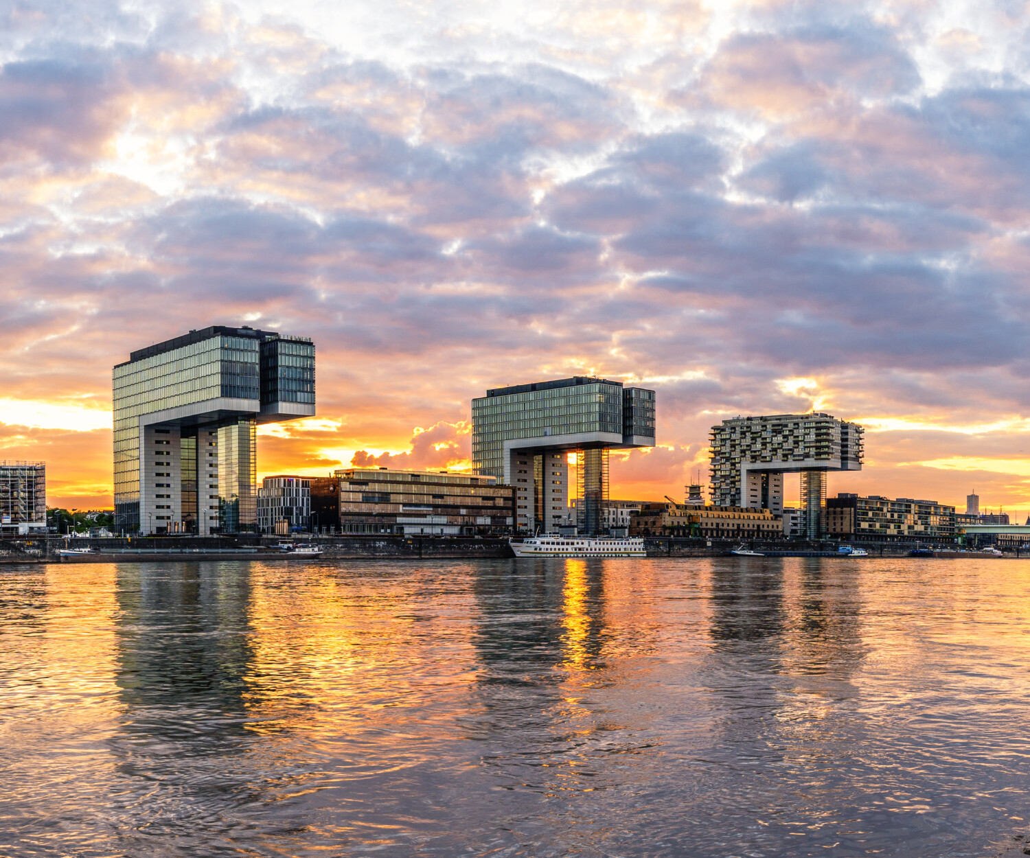 Kölner Rheinauhafen mit Kranhäusern und Rhein