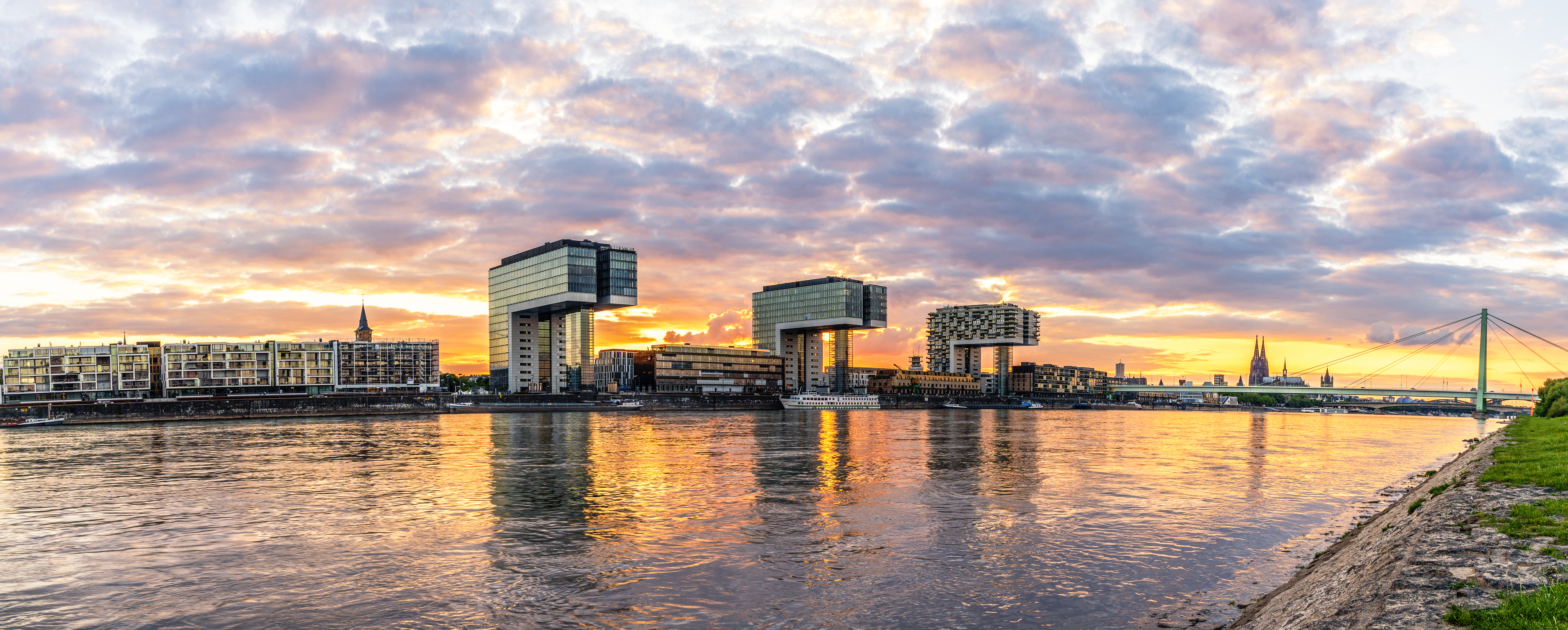 Kölner Rheinauhafen mit Kranhäusern und Rhein
